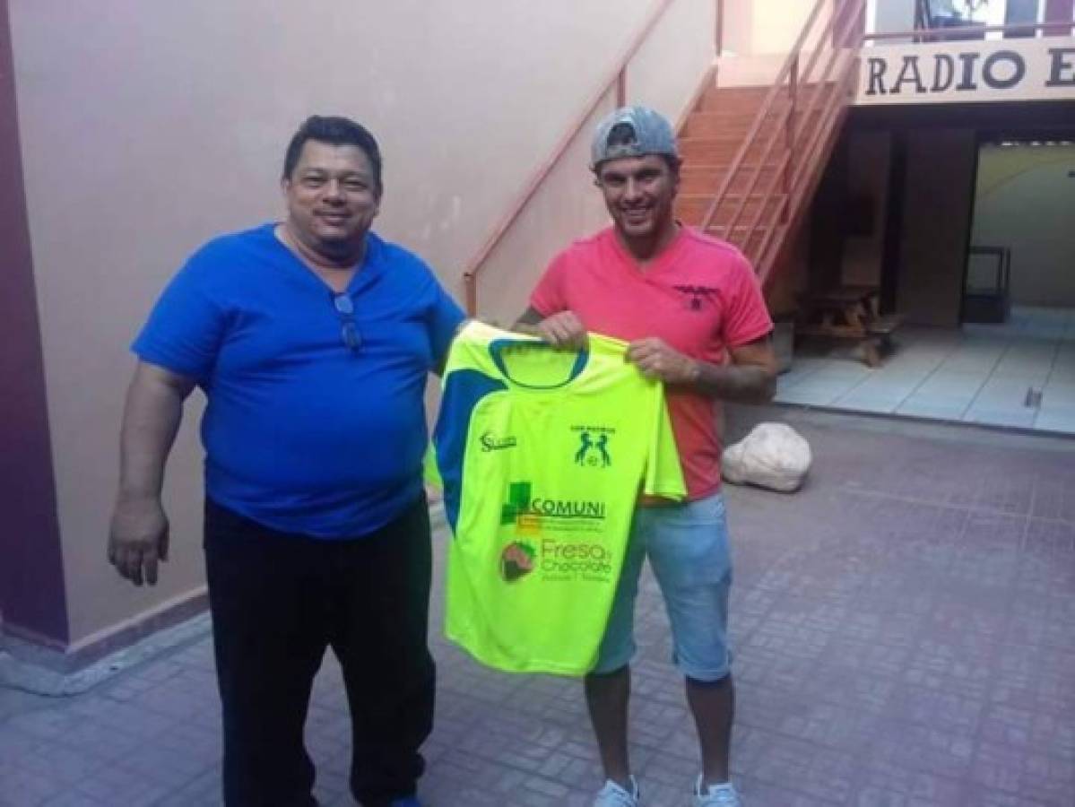 El presidente del Olancho FC Samuel García posa con Ramiro Bruschi y la camisa de los Potros. (Foto: Deportes El Heraldo / Noticias de Honduras / El Heraldo Honduras)