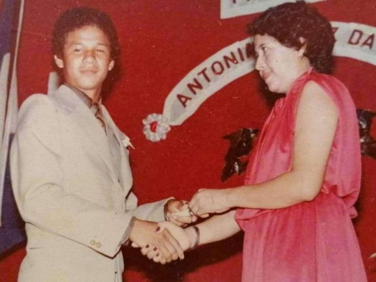 Un joven Carlos Lanza recibiendo su título de Bachiller en La Lima, Cortés, 1978. Foto: Cortesía
