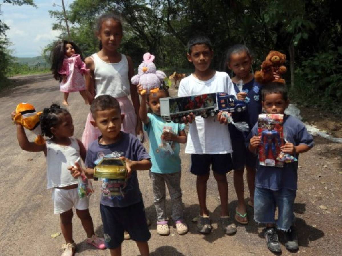 Sorprendimos a un centenar de niños en la aldea Casa Quemada