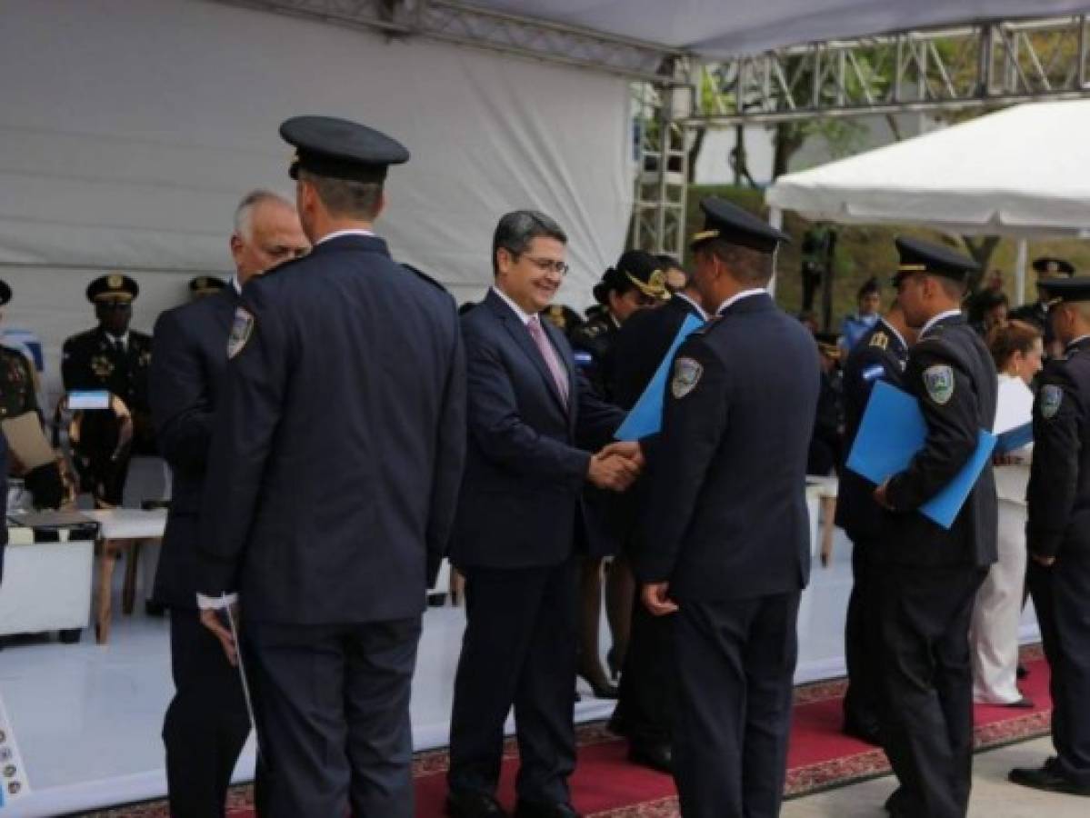 Juan Orlando Hernández encabeza ceremonia de ascensos de la Policía Nacional