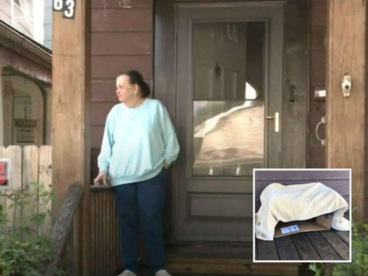 Mujer halla dormido a bebé en caja para gatos frente a su casa