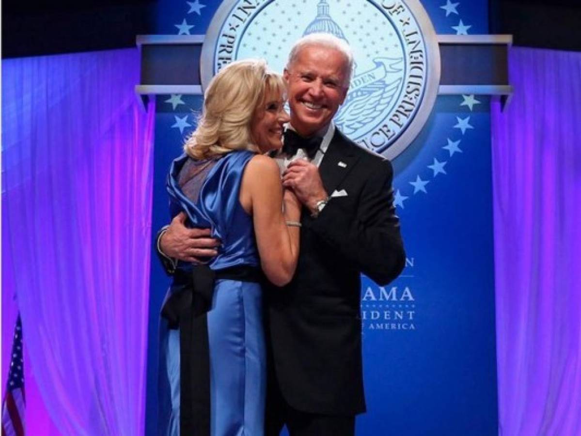 Los demócratas se tendrán que conformar con recordar las fotos del baile de inauguración de Barack Obama, en donde Biden -entonces vicepresidente- bailó junto a su esposa Jill, hoy primera dama. Foto cortesía: Cordon Press.