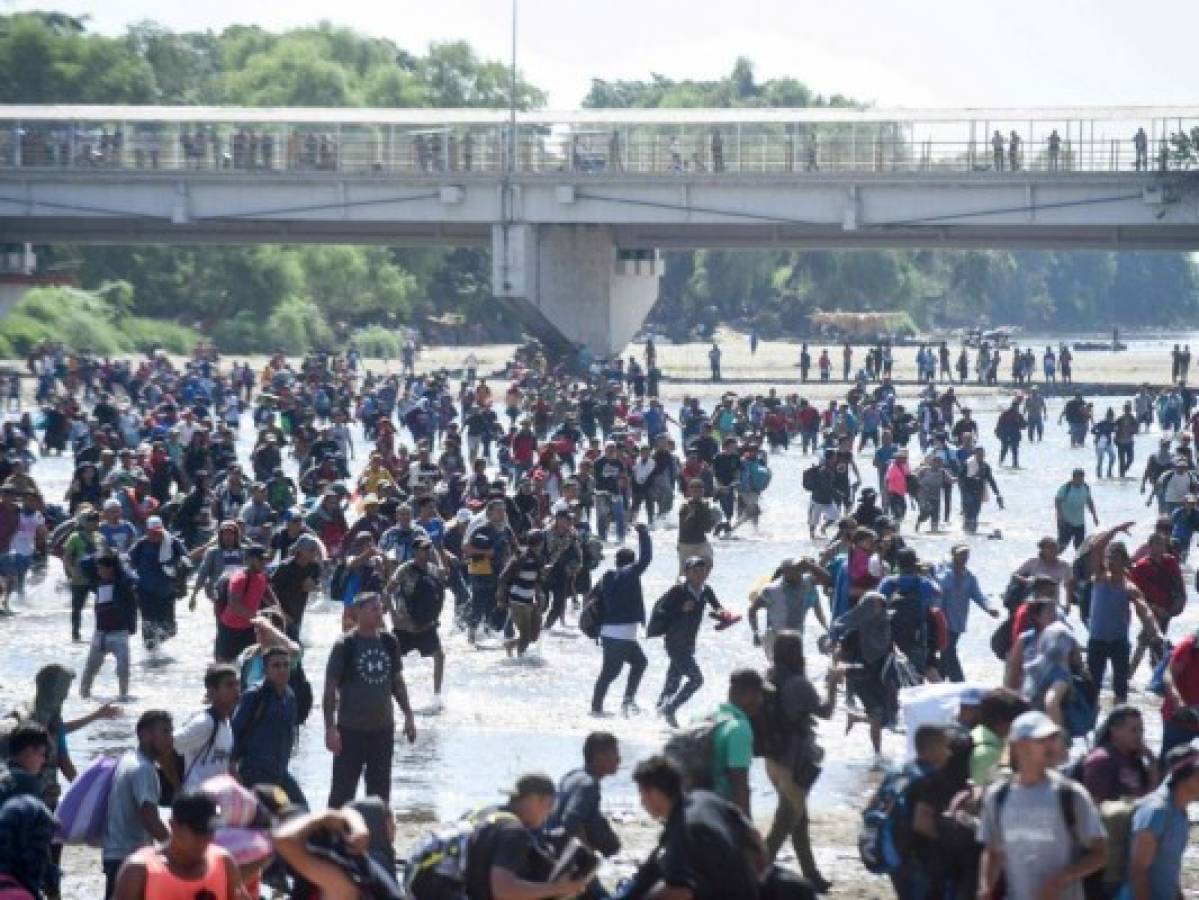 México busca contener a caravana de migrantes tras cruzar el río Suchiate