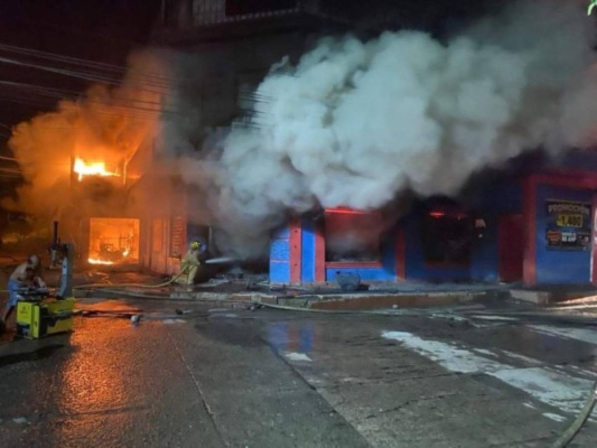 Voraz incendio consume negocio de venta de llantas en Comayagua