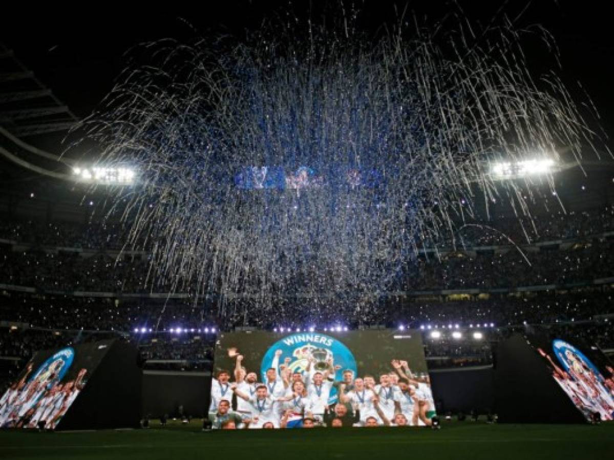Los aficionados del Real Madrid celebran la hazaña de su equipo en España  