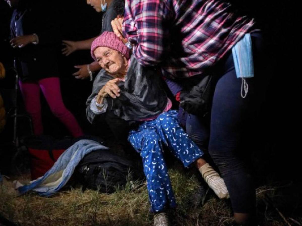 Hondureña de 93 años que cruzó la frontera fue retornada a México, pese a sus súplicas