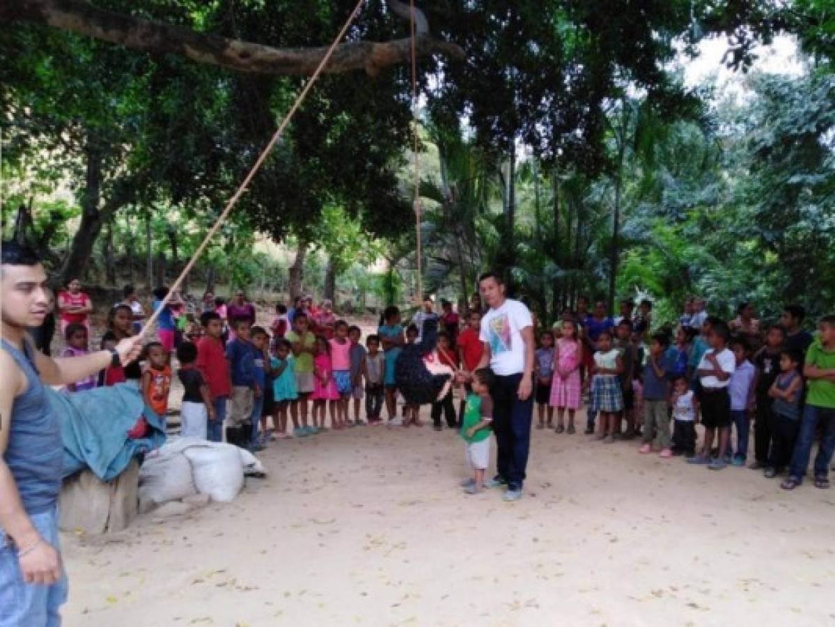 Jóvenes recolectan ropa y juguetes para ayudar a hondureños en Navidad