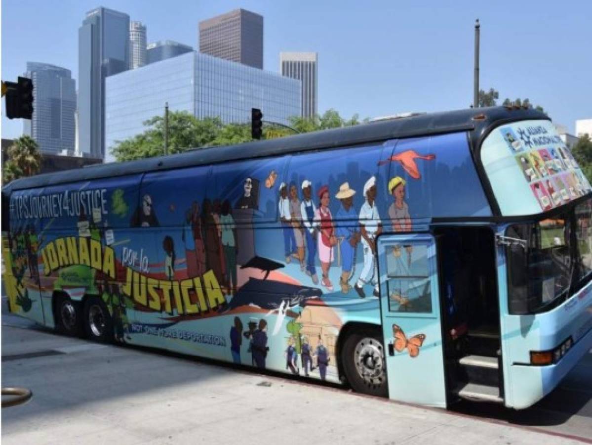 Migrantes Centroamericanos recorren en bus EEUU para no perder el TPS