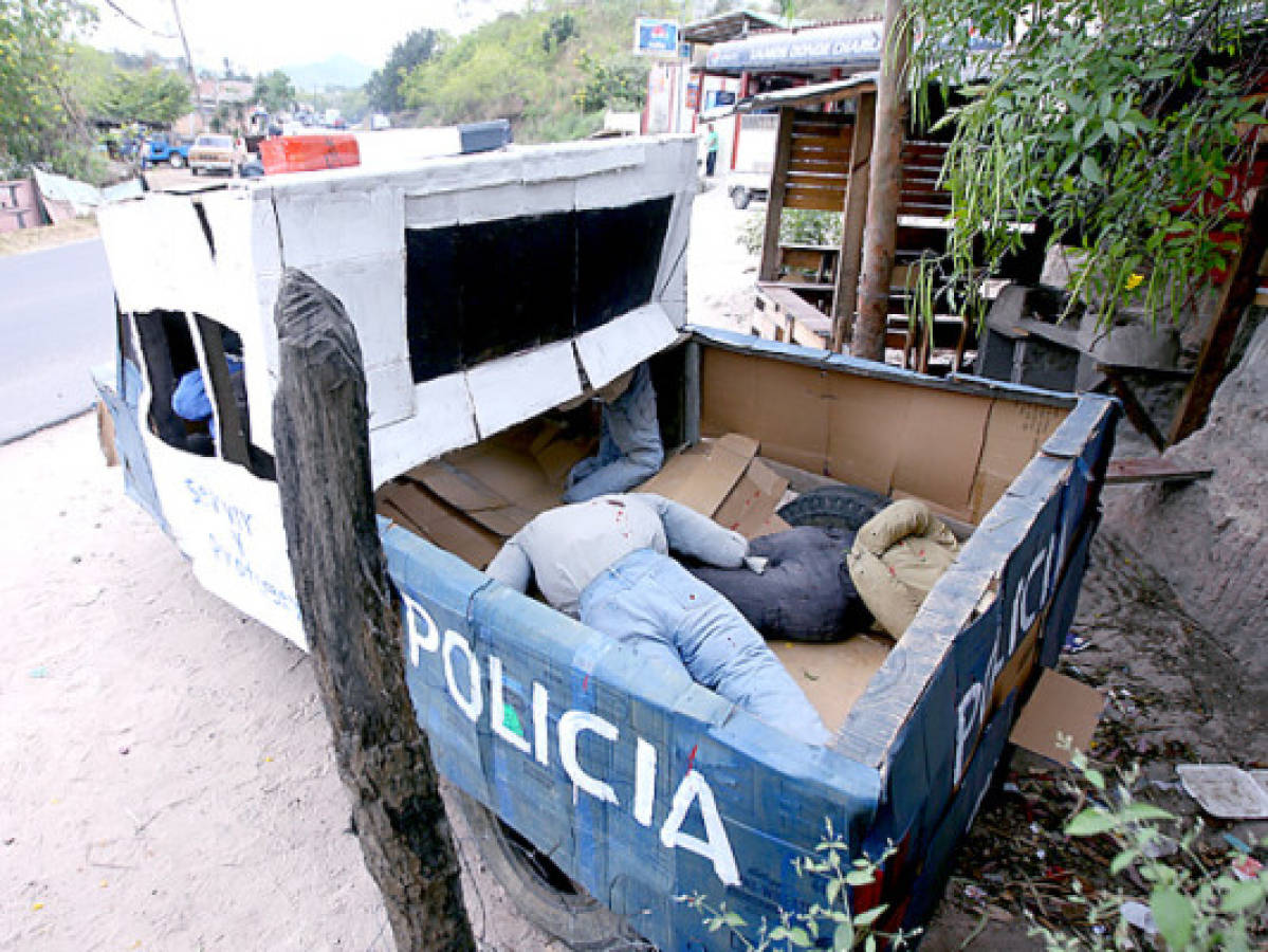 Hondureños queman monigotes de sicarios y policía por tradición año viejo