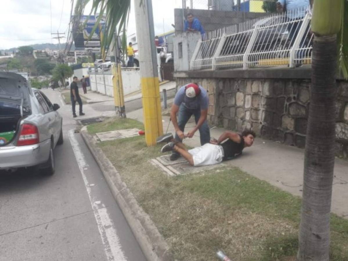 Con machete en mano hondureño detiene a un supuesto ladrón en la capital de Honduras