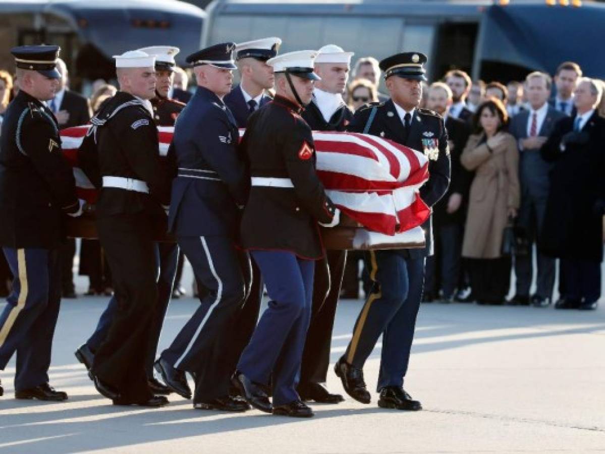 Restos de George H. W. Bush llegan a Washington para tributo en el Capitolio