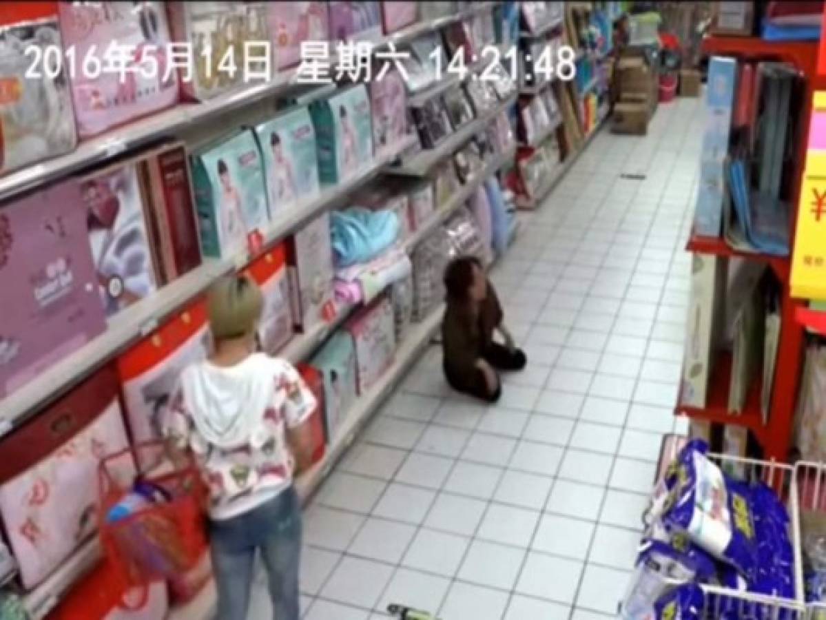 Mujer en China es poseída en un supermercado