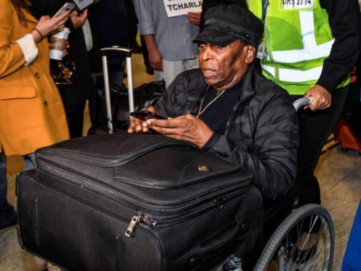 Pelé regresa a Brasil tras salir de hospital en París