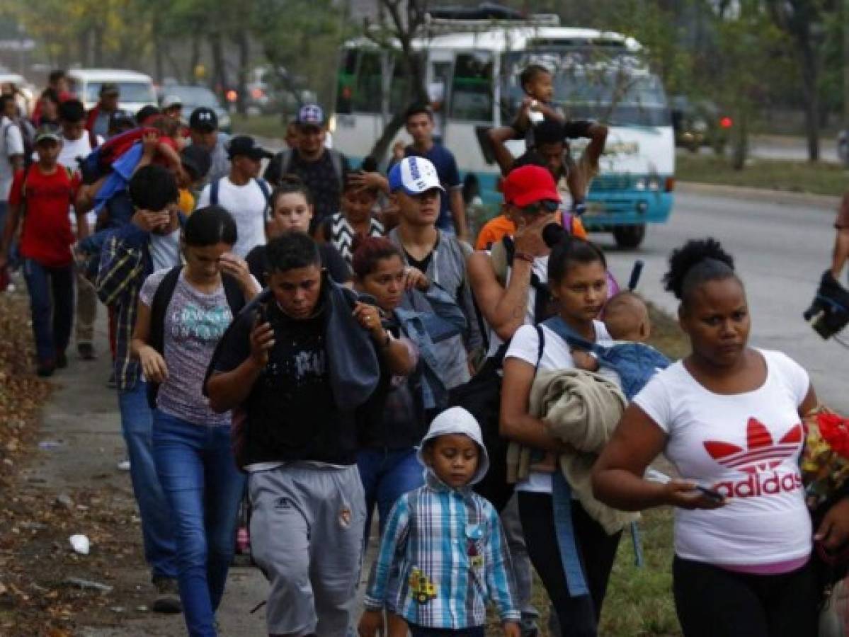 Migrantes que salieron de SPS llegan a Guatemala