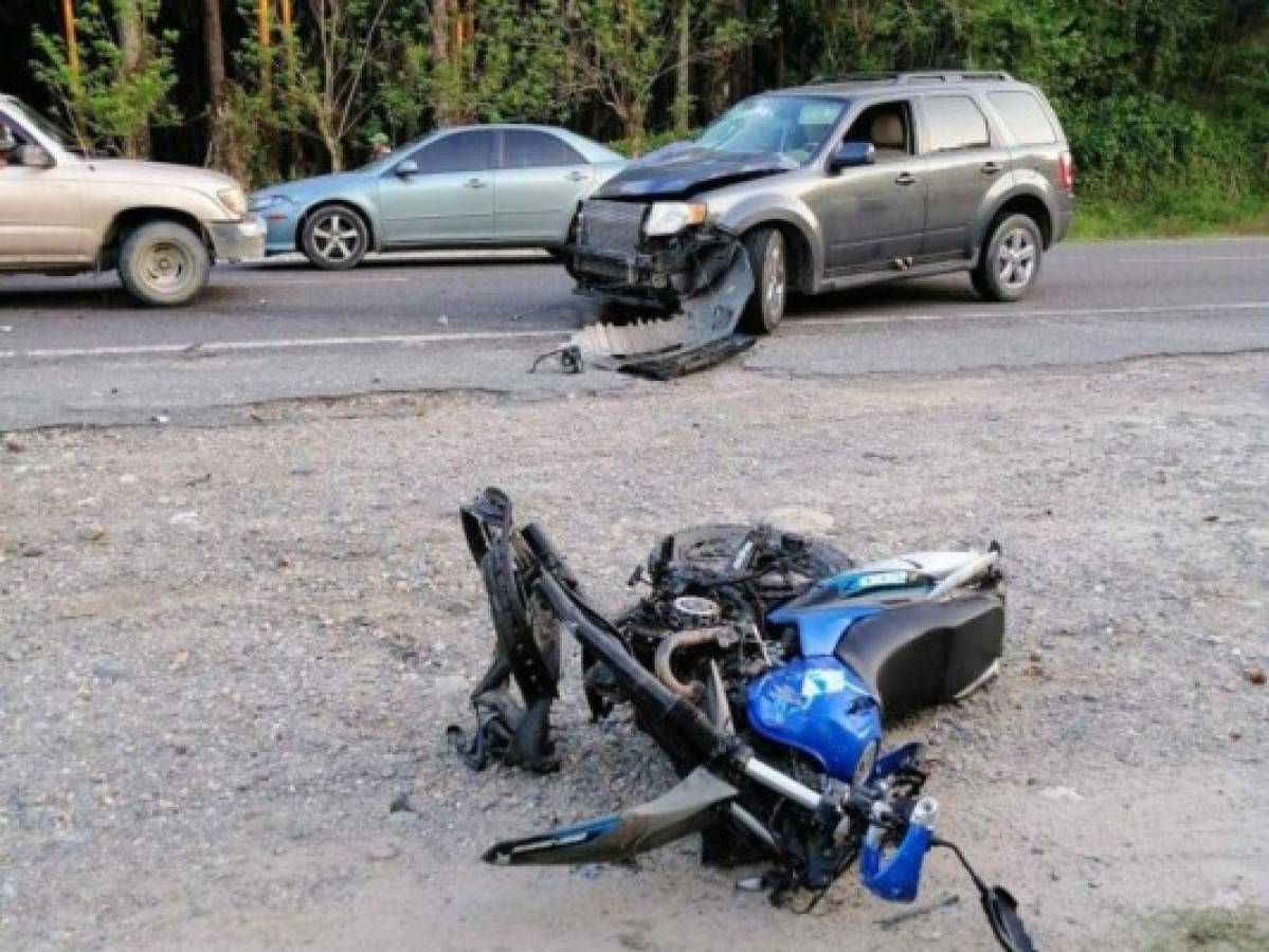 Dos muertos deja aparatosa colisión de vehículo y motocicleta en Tela