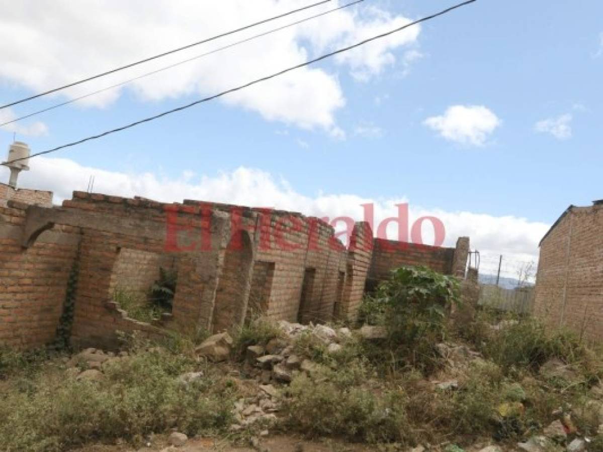 Habitantes de la colonia Arturo Quezada se quejan por casa abandonada en la capital  