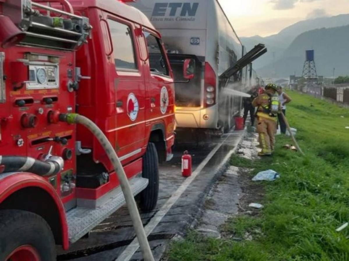Bus donde viajaban migrantes hondureños se incendia en Guatemala