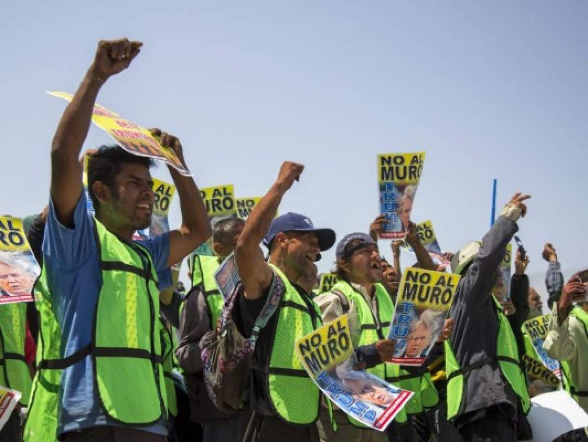 Migrantes protestan contra Donald Trump en fronteriza ciudad de Tijuana