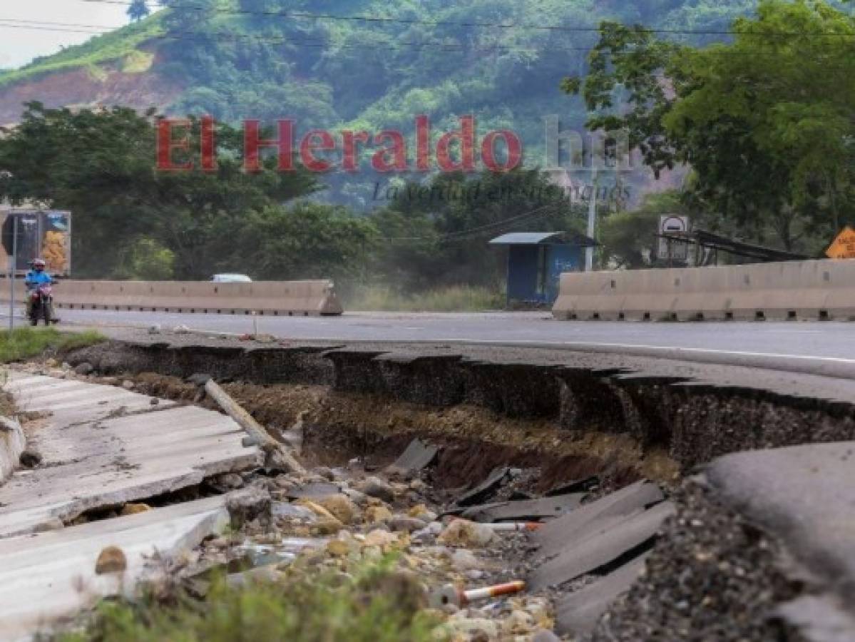 Cerca de 1,000 carreteras importantes del país se vieron perjudicadas por las lluvias.