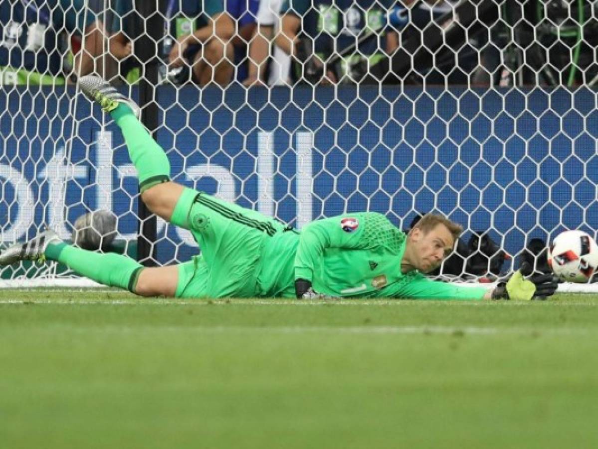 El portero alemán Manuel Neuer operado de un pie y baja hasta enero