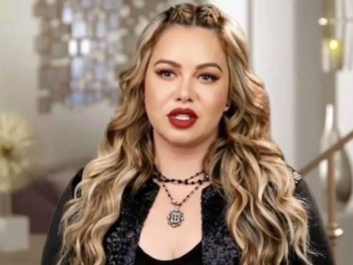 El curioso baile en pleno aeropuerto de Chiquis, hija de Jenny Rivera