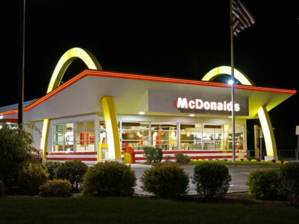 Niño de 8 años va en auto por una hamburguesa en EEUU