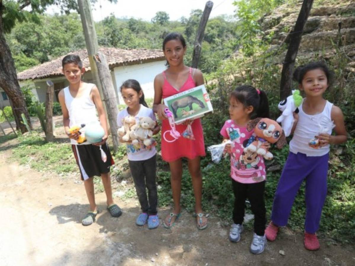 Un grupo de menores, muy felices, muestran los obsequios que recibieron. Johny Magallanes/El Heraldo