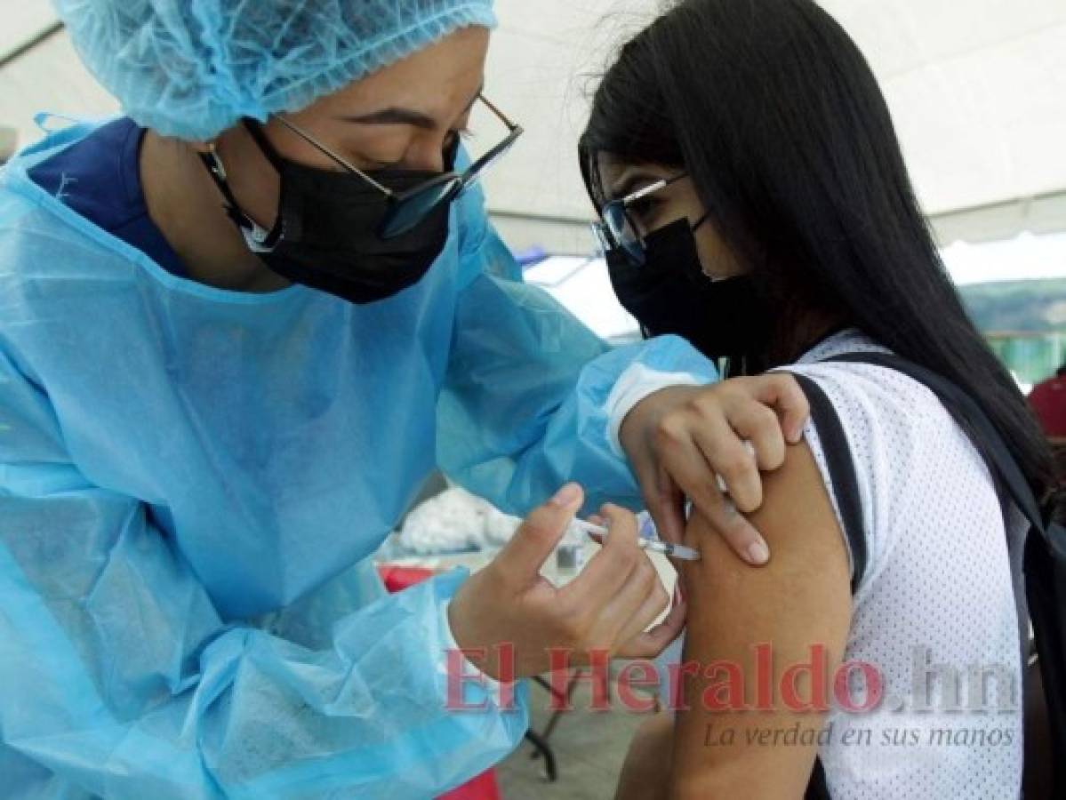 Salud registra casi 300 casos de efectos por la vacuna anticovid