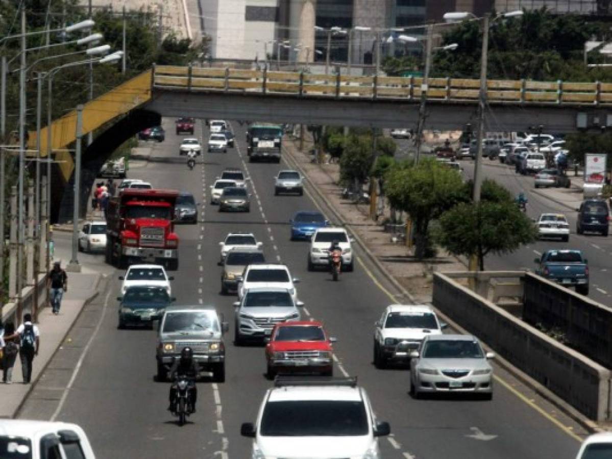 Honduras: En siete sectores de la capital se forman largas filas de vehículos