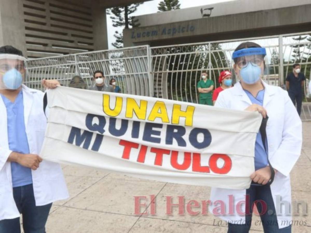 Estudiantes de Medicina de la UNAH exigen sus títulos profesionales