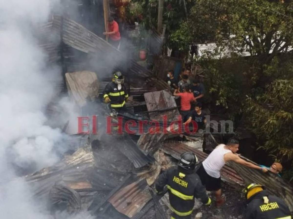 Los habitantes intentaban colaborar con los apagafuegos y a la vez rescatar algunas pertenencias. Foto: Alex Pérez/ EL HERALDO