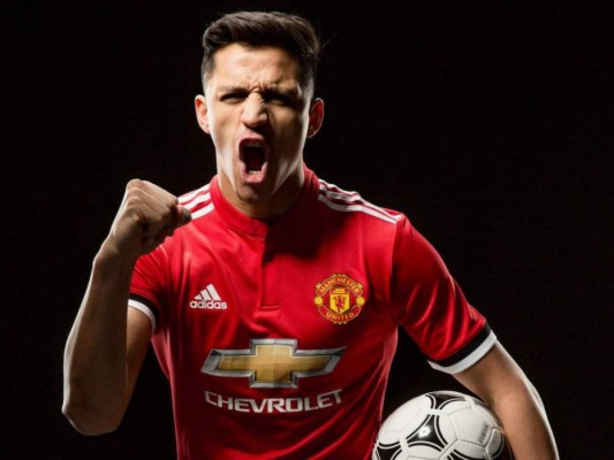 Manchester United hace oficial el fichaje del chileno Alexis Sánchez