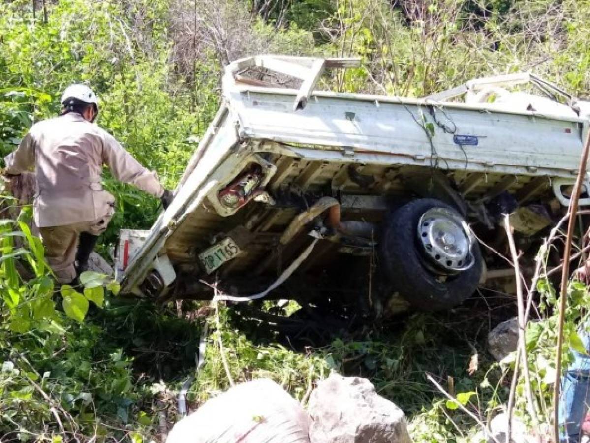 Vehículo se va a un precipicio y deja dos muertos y varios heridos en carretera a La Paz