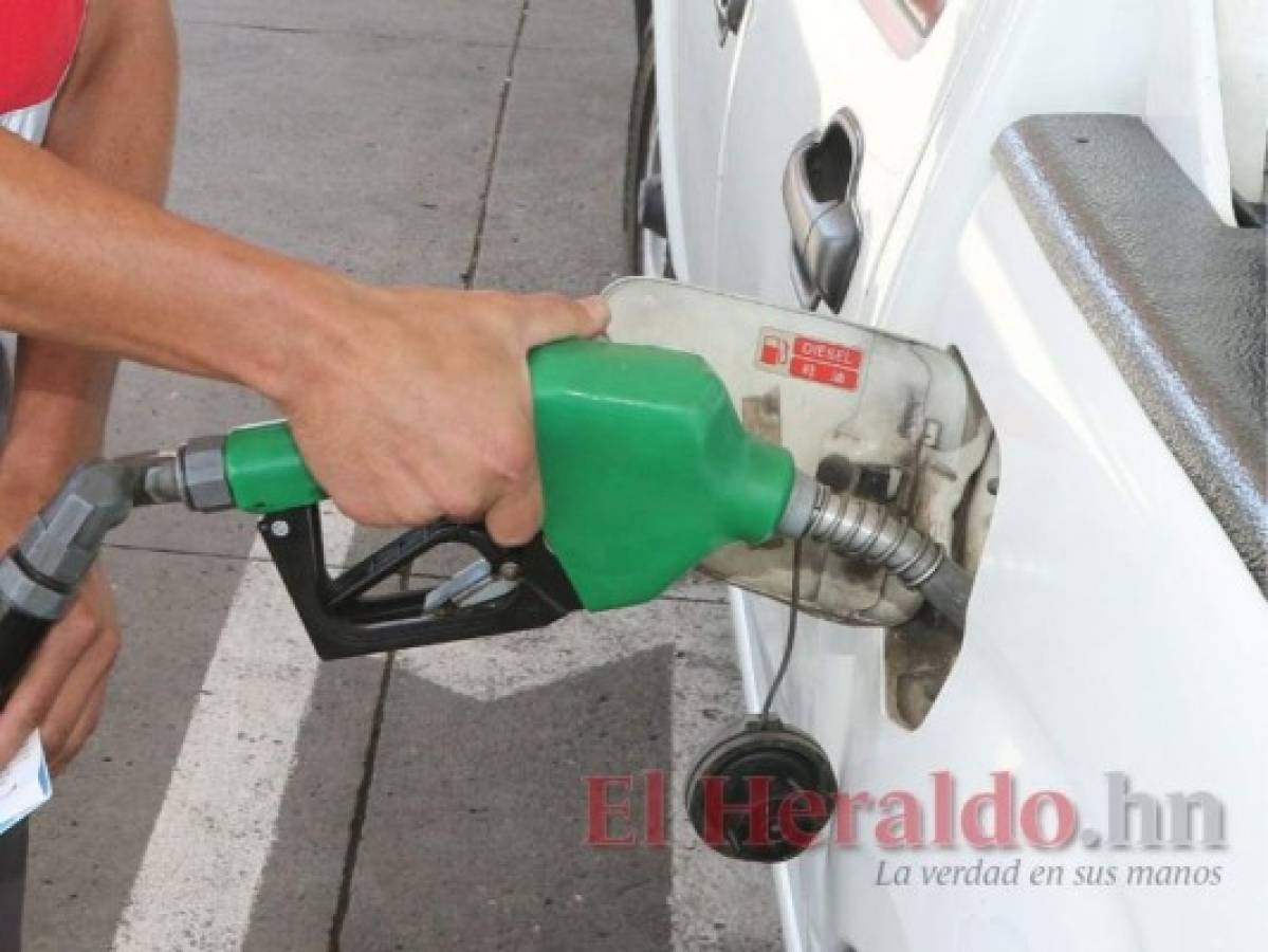 Precios de los combustibles bajan 57 y 56 centavos este lunes