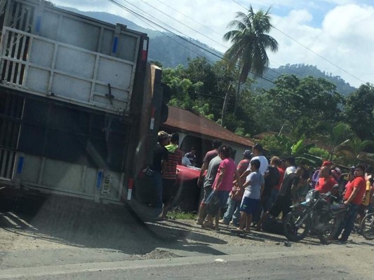 Cuatro personas muertas y al menos siete heridas deja accidente de tránsito en Yoro