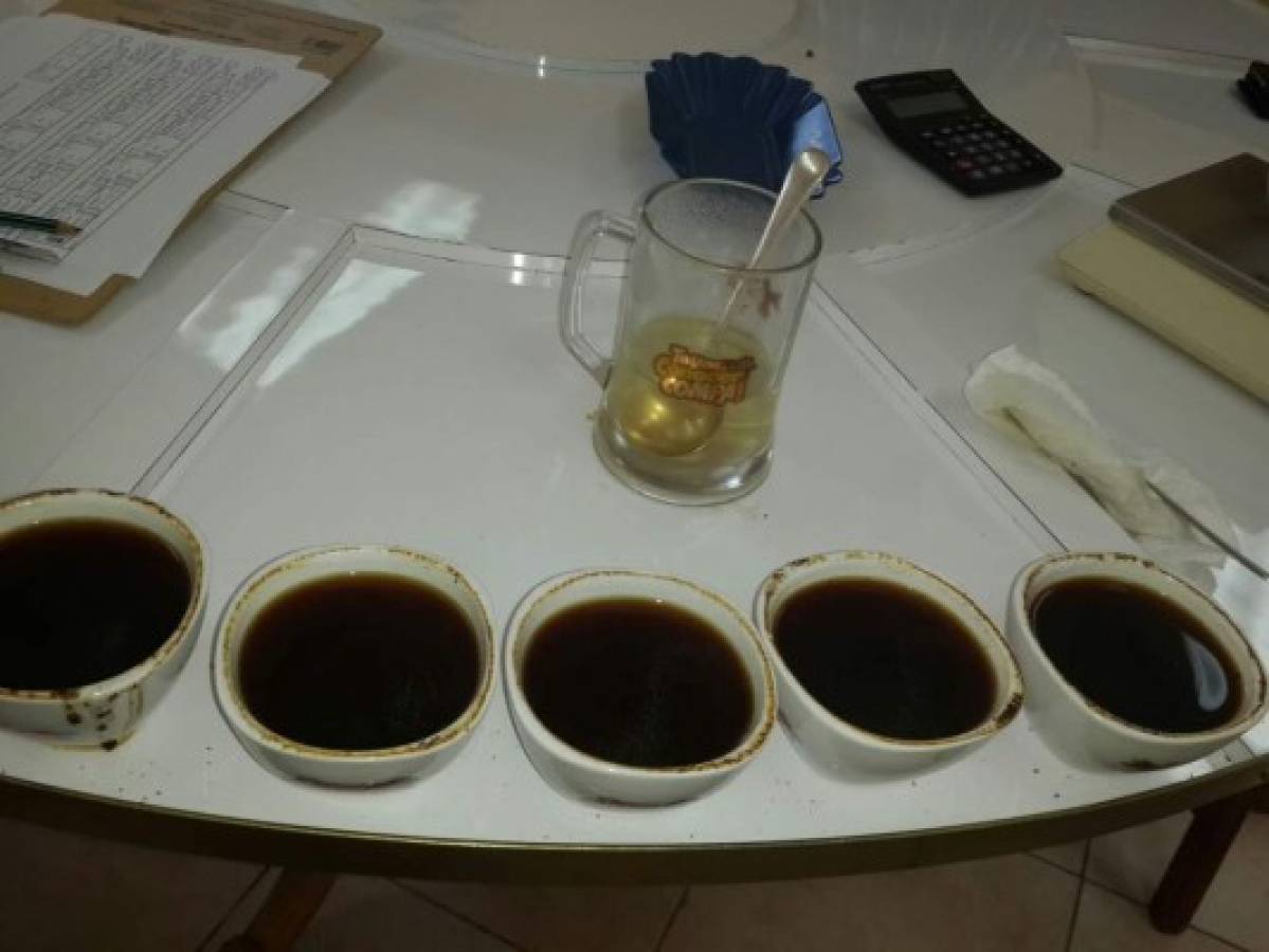 Un aromático café con sello catracho