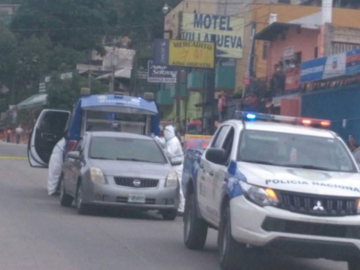 Este otro carro fue abandonado en la entrada de la colonia Villa Nueva de la capital de Honduras.