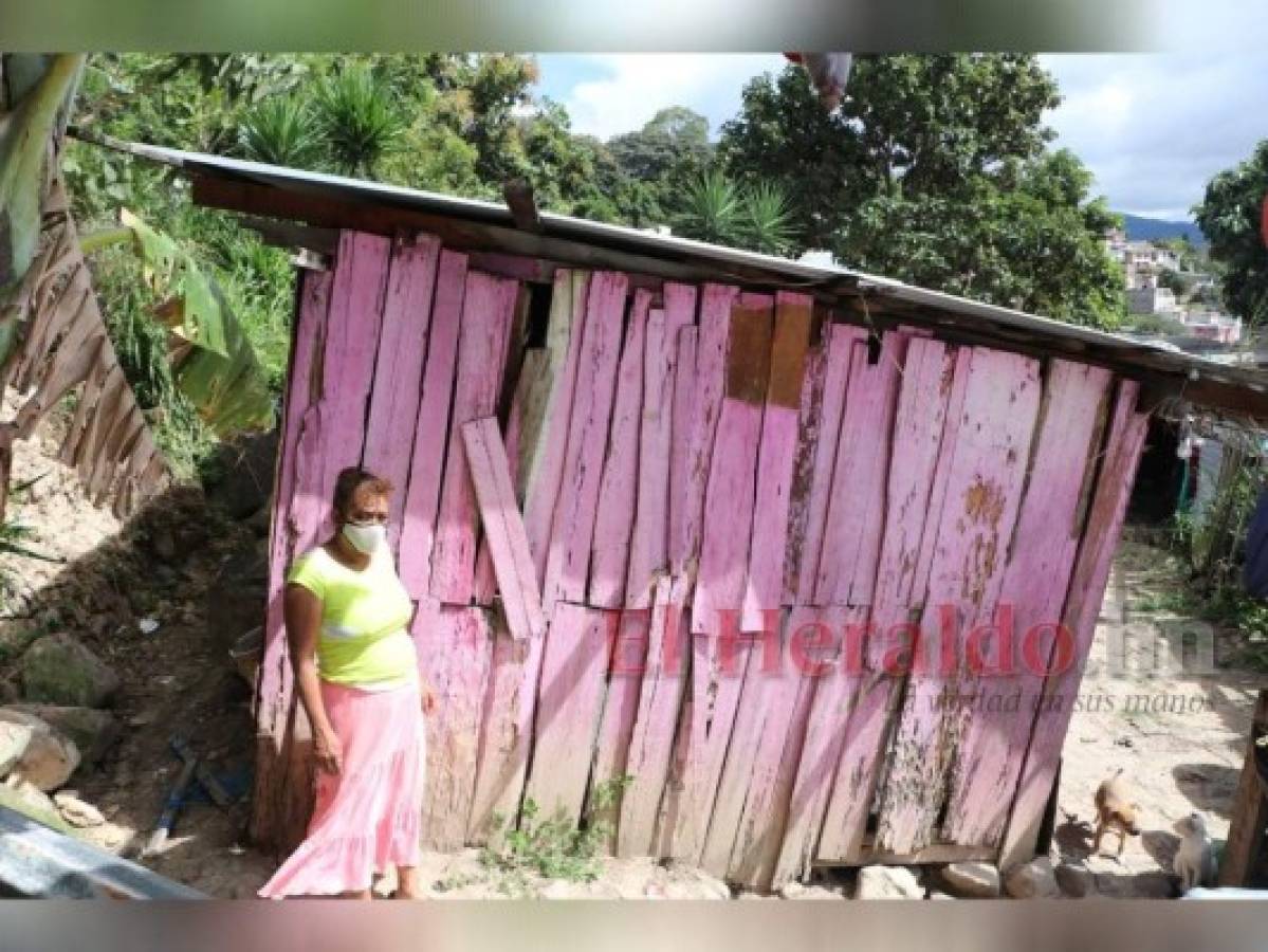 La señora de 60 años de edad permanece a la espera de ayuda, pues sus condiciones económicas no le permiten el lugar que ha sido su hogar y su infierno durante muchos años. Foto: Aarón Canales/ EL HERALDO