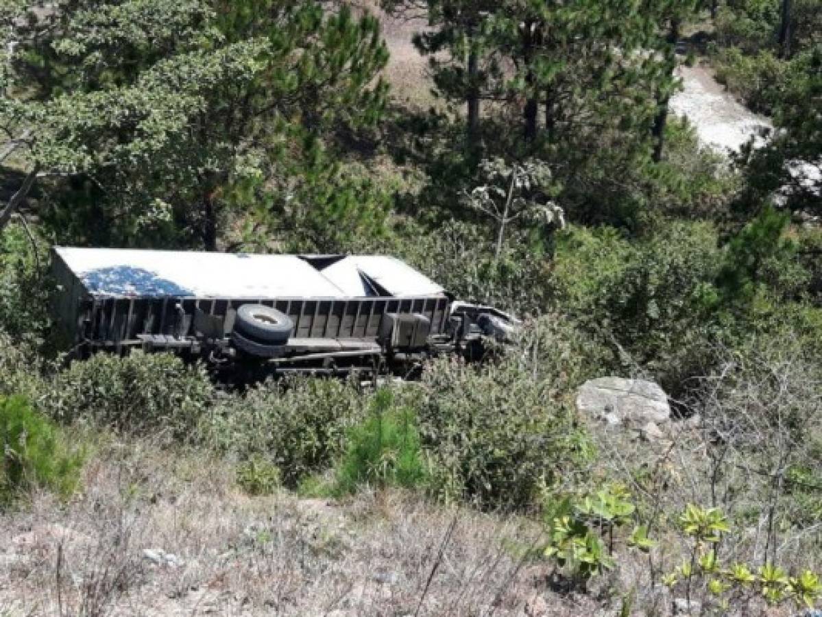 Una persona falleció y dos resultaron heridas al caer camión a hondonada en Marcala, La Paz