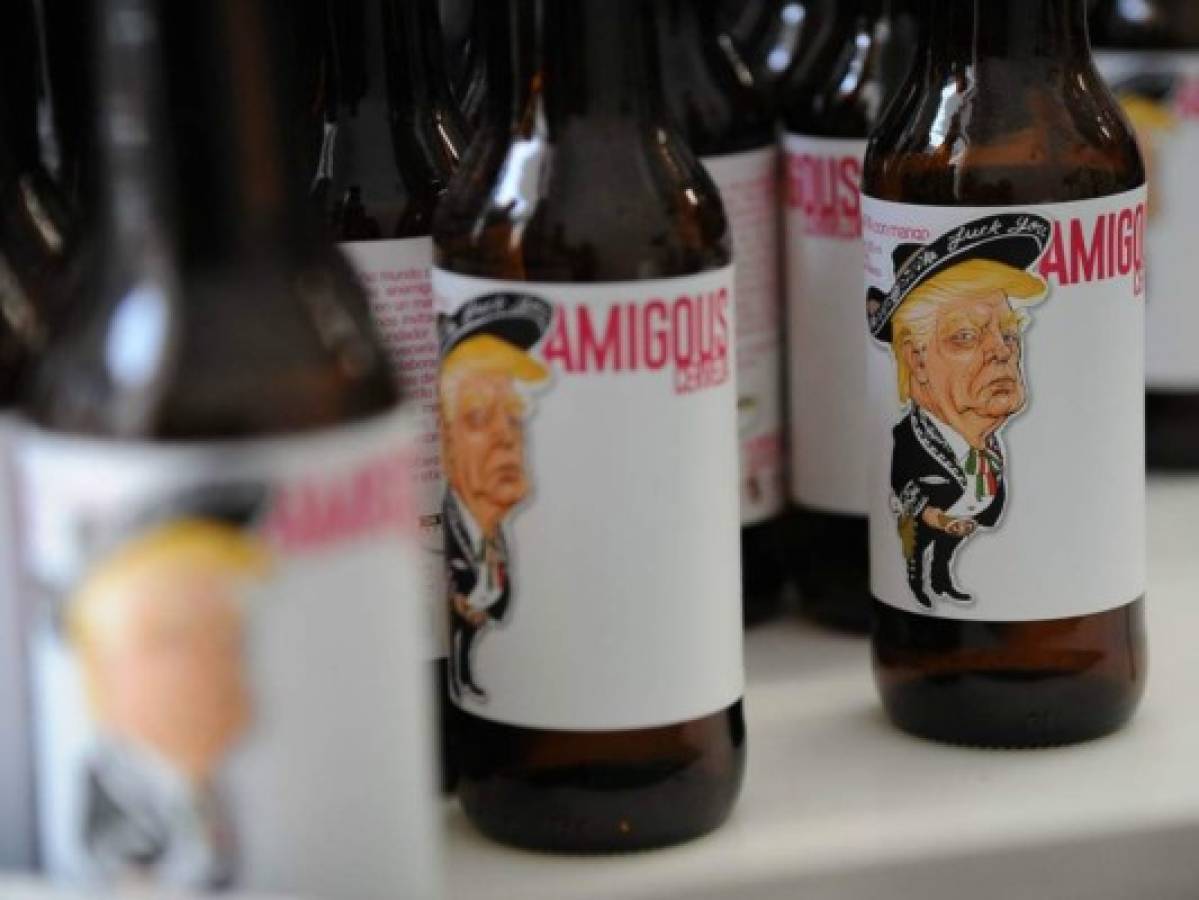 Vestido de mariachi, Trump lo invita a tomar una cerveza mexicano-estadounidense 'Amigous'