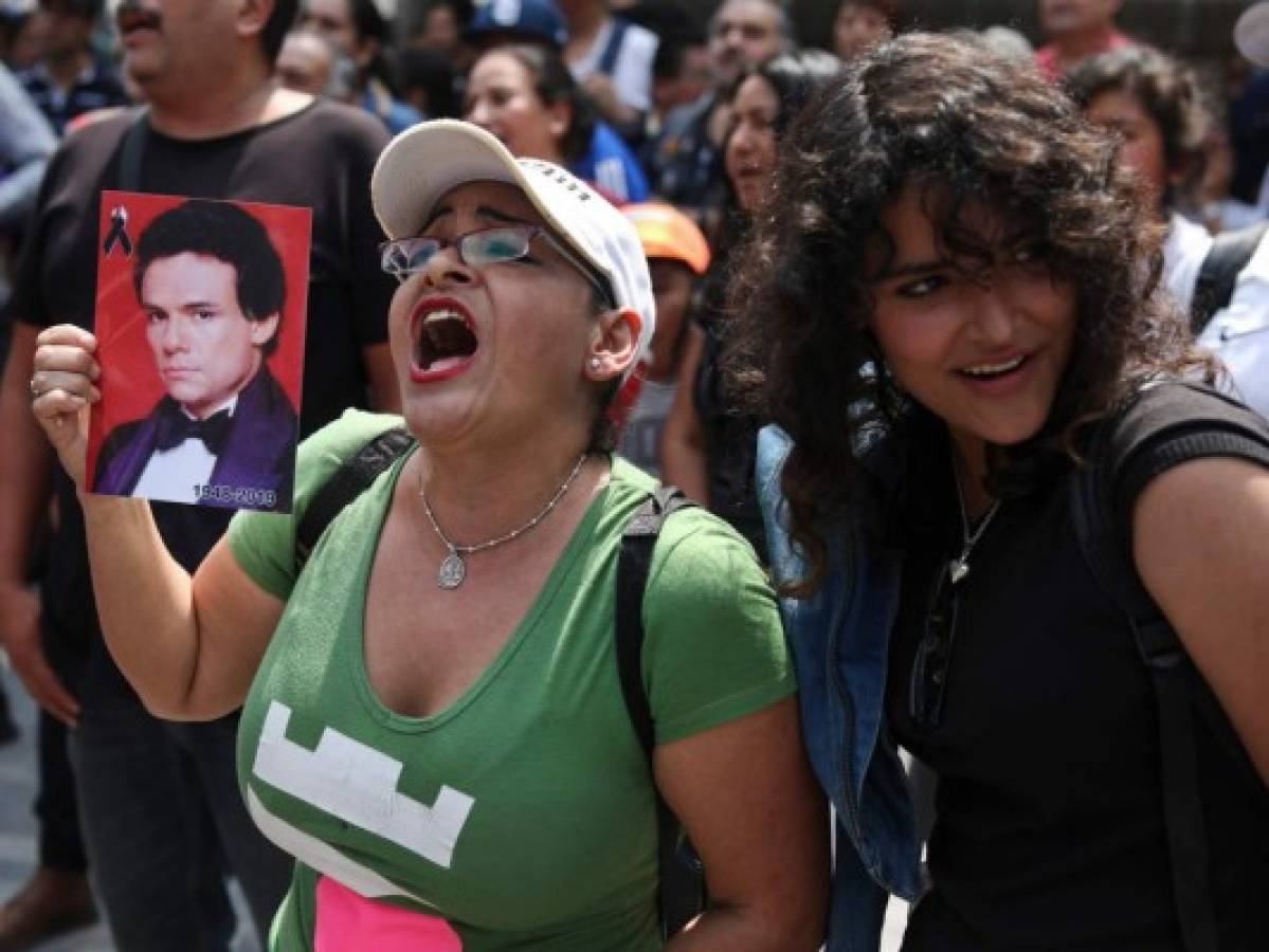 Con lágrimas, México le canta a José José