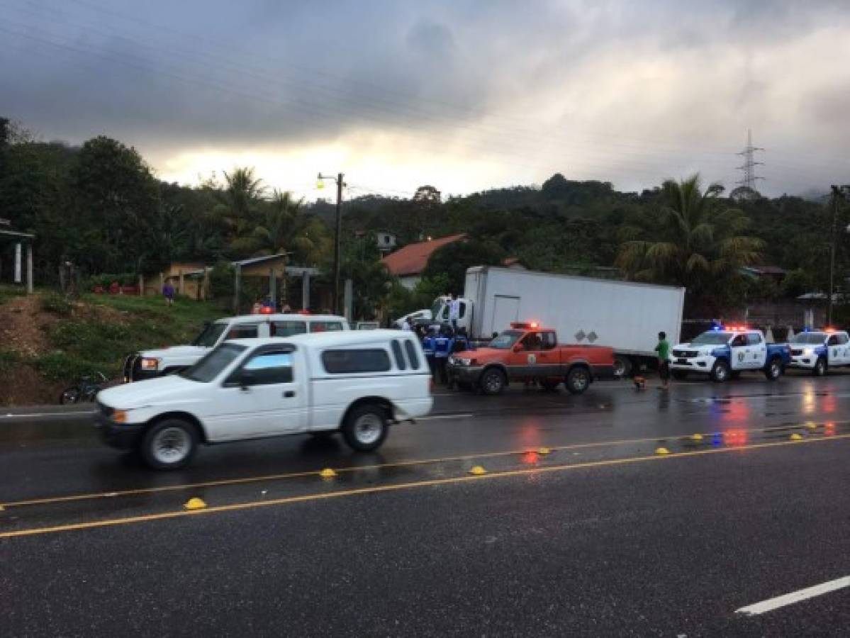 Tres personas muertas al impactar vehículo contra un camión en Comayagua