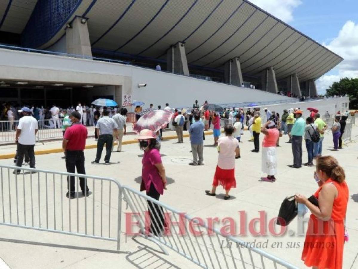 La población acudió de forma masiva a demandar la vacuna. Foto: Marvin Salgado/El Heraldo