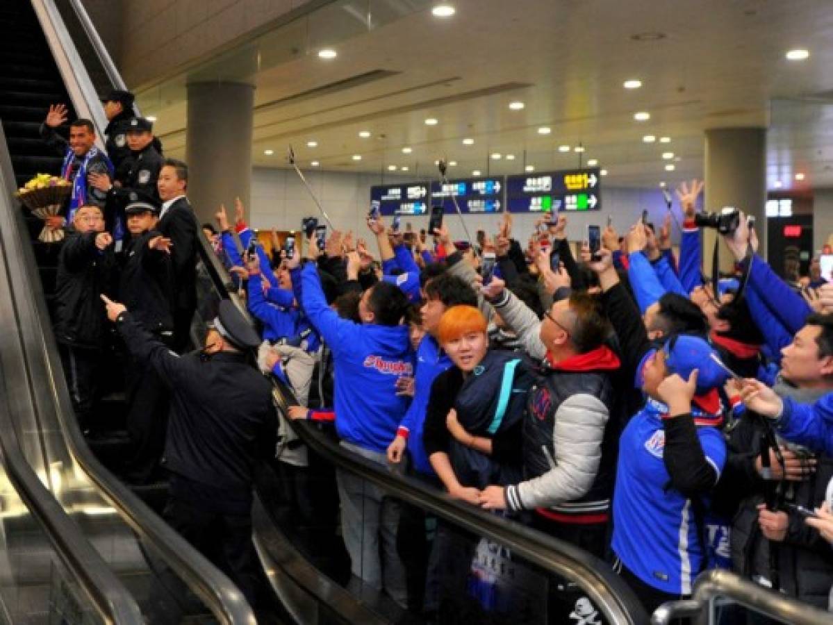 Tevez, el nuevo emperador del fútbol chino, es recibido por una multitud