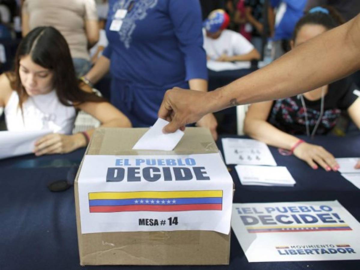 Miles de opositores venezolanos votan contra Maduro y su Asamblea Constituyente  