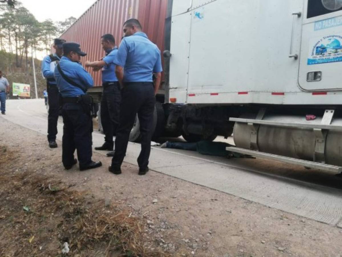 Motociclista muere embestido por furgón en la carretera al sur de la capital