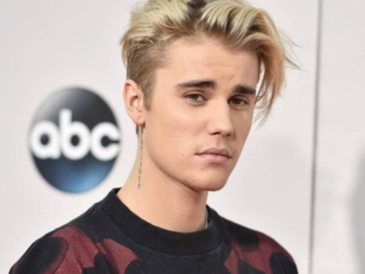 Justin Bieber recluta modelos a la carta para que sean sus acompañantes durante sus viajes