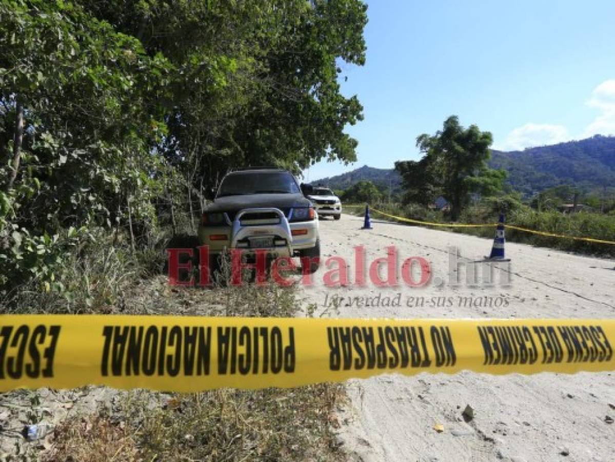 En el interior de esta camioneta fue acribillado un hombre en Choloma. Foto EL HERALDO