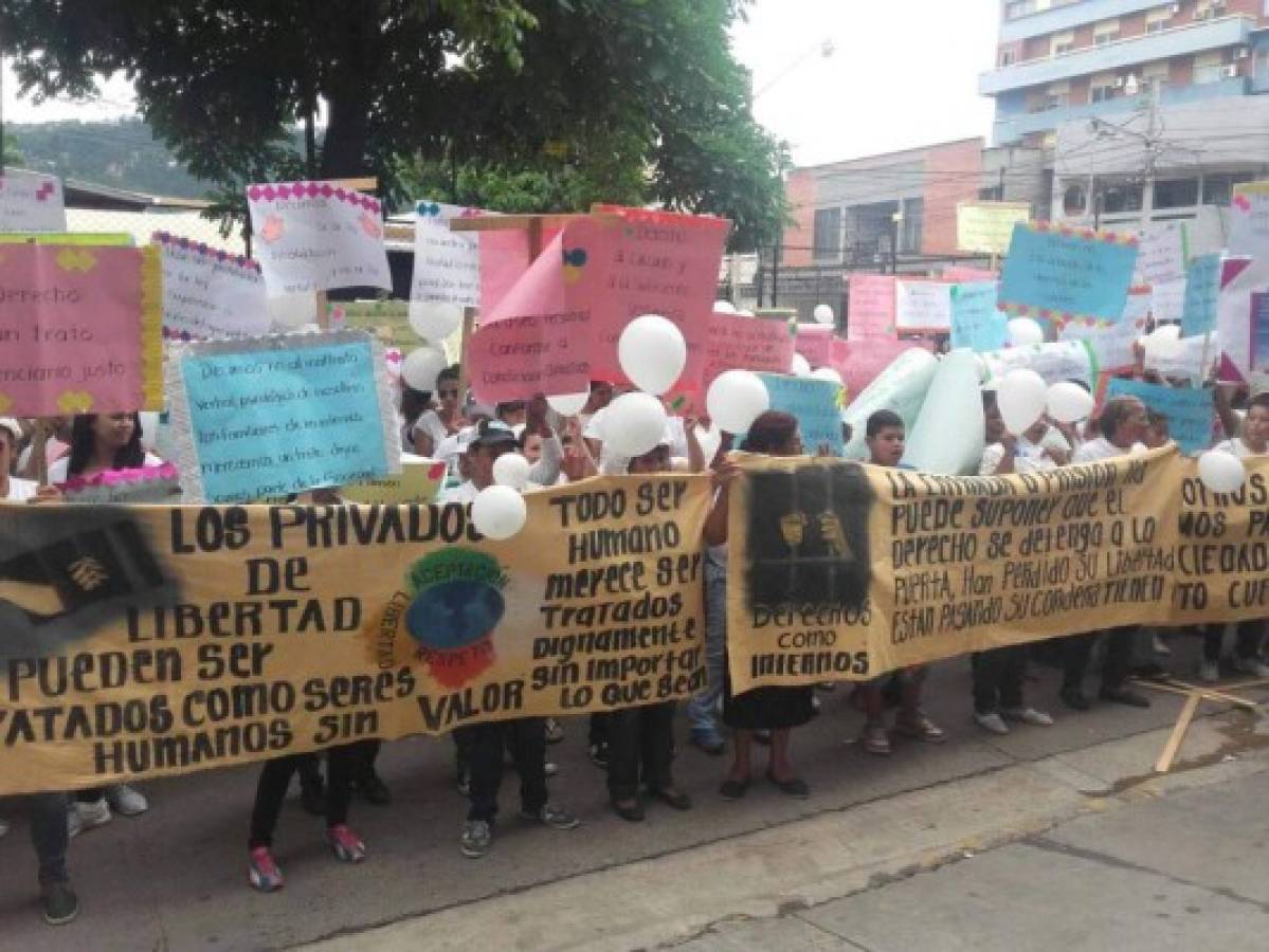 Familiares de los presos en El Pozo II protestan frente al Instituto Nacional Penitenciario