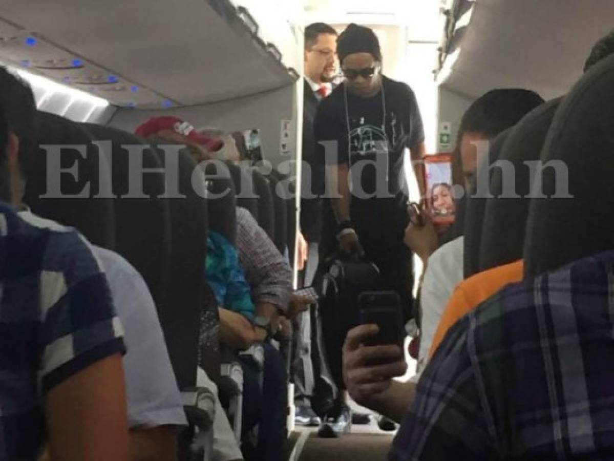 Ronaldinho ya está en Honduras; mira las fotos de su llegada